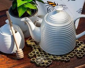 Tetera de estilo vintage con ribete acanalado, boquilla de vertido preciso, asa cómoda, cuerpo que retiene el calor, elección elegante para los amantes del té. - Product Image 4