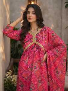 Ensemble Kurti et pantalon en soie Delta pour femme, imprimé Bandhani rouge, avec doublure en crêpe et dupatta assorti |   Ensemble ethnique 3 pièces - Product Image 2