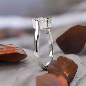 Bague de fiançailles vintage unique en moissanite taille princesse, en or rose, avec grappe de princesse, style bypass, délicate, pour mariage - Product Image 4