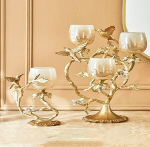 Magnifique candélabre multi-gobelets à motif floral et colibris, finition dorée. D'inspiration naturelle. Disponible aux prix de gros. - Product Image 1