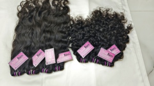 Extensions de cheveux humains naturels bruts non traités de qualité supérieure, provenant des temples du Tamil Nadu, Inde du Sud, avec des boucles profondes naturelles. - Product Image 1