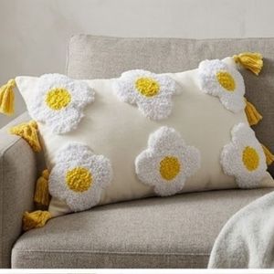 Housse de coussin carrée en coton brodé floral, style bohème avec pompons jaunes, lavable, pour vente en gros - Product Image 3