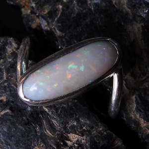 Anillo de Boda Clásico de Ópalo Sólido Australiano - Engaste de Plata - Piedra de Nacimiento de Octubre - Talla 5US - Joyería Hecha a Mano - Regalo para - Product Image 1