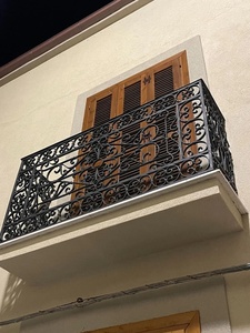 Rampe de balcon en fer forgé avec un motif exquis ; facile à assembler, résistante à la rouille et adaptée à une utilisation en extérieur. - Product Image 2