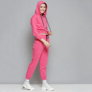 Ensemble 2 pièces de survêtements sportifs en molleton 100 % coton pour femme, comprenant un crop top à capuche et un pantalon de jogging, avec logo personnalisé sérigraphié OEM, idéal pour l'hiver et les loisirs. - Product Image 4