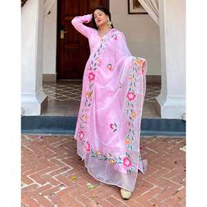 Ensemble de robe Anarkali en rayonne rose Uma, taille XS, Salwar Kameez avec motif dessiné à la main pour les mariages - Product Image 4