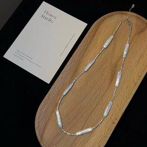 Collar de Plata S925 con Perla Barroca Natural de Agua Dulce, Cadena de Clavícula de Alta Gama con Diseño de Barra de Plata Pequeña - Product Image 1
