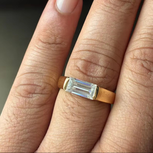 แหวนเพชรทรงบาแก็ตต์ทอง 14K ดีไซน์หรูหรา ประดับเพชรแล็บโกรว์ แหวนหมั้นแบบมินิมอล แหวนเพชรแท้รับรองคุณภาพ ของขวัญเครื่องประดับชั้นดี - Product Image 2