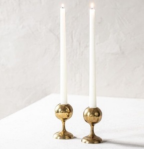 Ensemble de bougeoirs modernes en or à base ronde, élégants chandeliers en métal pour une décoration intérieure de luxe - Product Image 1