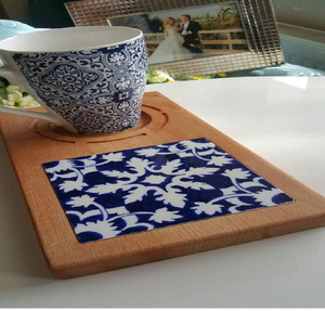 Bandeja de té de madera natural, azulejo de filigrana azul, tabla para servir tazas y aperitivos. Disponible a precios de mayorista. - Product Image 1