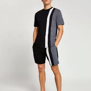 Conjunto de camiseta de cuello redondo con bloques de color para hombre y pantalones cortos de punto de poliéster y algodón transpirables para verano, estilo casual. - Product Image 3
