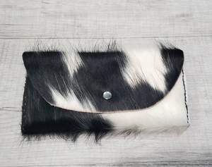 กระเป๋า CROWN BAGS รุ่นขายดี กระเป๋าใส่เหรียญแฟชั่นสไตล์ตะวันตกสำหรับผู้หญิง ทำด้วยมือจากหนังวัวแท้ ขนสัตว์ ซิปปิดแบบโปร่ง ดีไซน์ล่าสุด - Product Image 1