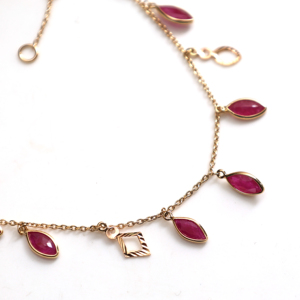 สร้อยข้อมือประดับพลอยทับทิมสีแดงธรรมชาติทรงมาร์คีส์ ตัวเรือนทองคำแท้ 18K ประดับพลอยแบบห้อย พร้อมดีเทลสีทอง ประดับพลอยประจำเดือนกรกฎาคม - Product Image 3