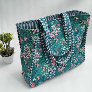 Sac fourre-tout matelassé en coton avec imprimé illustration oiseaux botaniques, fait main, grand format, écologique, vente en gros, pour la plage, le week-end et les courses - Product Image 4