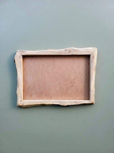 Cadre photo en bois artisanal unique avec détails artistiques, idéal pour les intérieurs modernes et d'inspiration vintage. - Product Image 5