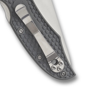 Navajas plegables con mango texturizado gris, hoja de acero inoxidable parcialmente dentada, con apertura para el pulgar y clip para bolsillo. - Product Image 6