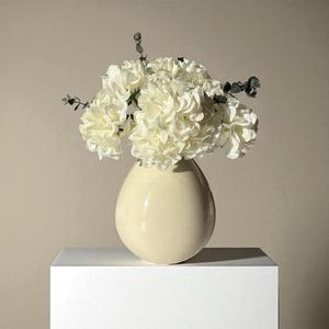 Vase en céramique crème sophistiqué avec silhouette élégante, finition brillante et un attrait central raffiné pour la décoration intérieure de luxe - Product Image 1