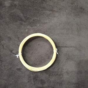 Il s'agit d'un bobinage de corde naturelle, probablement utilisé pour les violons, les archets d'autres instruments de musique ou les raquettes de tennis. - Product Image 1