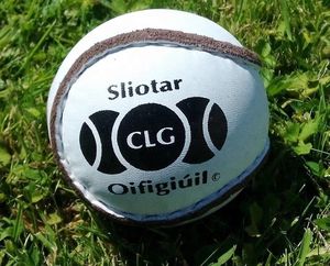 Balón Oficial Sliotar CLG para Deportes Gaélicos, Color Blanco con Ribete Marrón para Hurling - Product Image 1