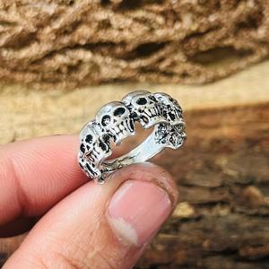 Anillo con múltiples calaveras de plata de ley 925, anillo gótico punk biker, anillo de plata oxidada para hombre - Product Image 4