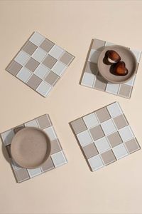 Ensemble de dessous-de-verre en verre mosaïque à carreaux de tons neutres, faits à la main, beige et blanc, protège-plats modernes - Product Image 1