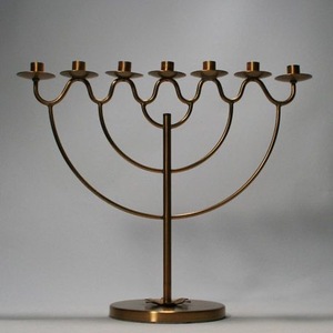 UNICORN HANDICRAFTS Menorah en laiton, chandelier à 7 bougies, support de bougies en métal durable, écologique, fait main, décoration d'intérieur - Product Image 1