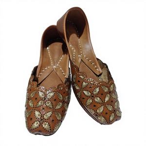 Zapatos de Mujer Hechos a Mano en Uttar, de Cuero Genuino, Impermeables, Tradicionales, con Bordado Rajasthani, Elegantes y a la Moda - Product Image 6