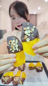 Mangues séchées tranchées trempées dans du chocolat naturel de qualité supérieure - Snack vietnamien sucré 1 kg en emballage cadeau par EXPAD VIETNAM - Product Image 2