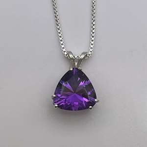 Collar con colgante elegante vintage de plata de ley chapada en oro con amatista tallada en trillón para mujer, regalo de joyería con piedra de nacimiento de febrero - Product Image 6