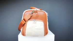 กระเป๋าเดินทางหนังวัวแท้แบบมีขน รุ่น LHTB-0071 สำหรับเดินทางท่องเที่ยวหรือใช้เป็นกระเป๋าถือขึ้นเครื่อง  จำหน่ายส่งออกจำนวนมาก - Product Image 4