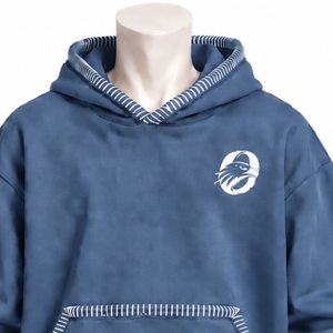 Sweat à capuche oversize bleu denim avec bordure cousue, effet vieilli, surpiqûres contrastées, poche kangourou, style streetwear moderne - Product Image 3