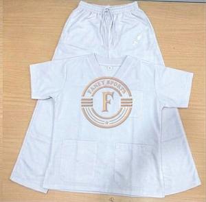 Uniforme Médico |   Conjunto de Uniforme Médico Duradero con Cuello en V y Bolsillos Funcionales - Product Image 1