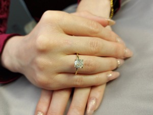 Bague de fiançailles de luxe en or massif 14 carats avec diamant de 3 carats taille coussin effet glace pilée, diamant de laboratoire et halo caché, pour anniversaire - Product Image 5