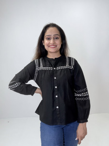Blusa Peplum Negra de Algodón Bordada para Mujer con Hilo Blanco, Pliegues y Botones Frontales, Estilo Casual Étnico Bohemio de Verano - Product Image 1