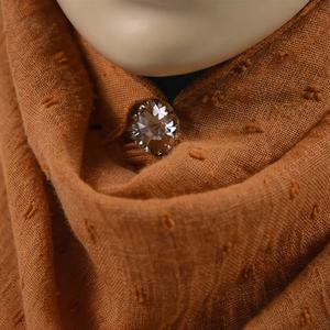 ผ้าคลุมไหล่ผู้หญิงหรูหรา สีสันตามสั่ง ลายดอกกุหลาบ ผ้าพันศีรษะแบบชาติพันธุ์ ฮิญาบ คุณภาพพรีเมียม เนื้อผ้านุ่ม แฟชั่นทันสมัย เรียบร้อย สง่างาม ดีที่สุด - Product Image 4