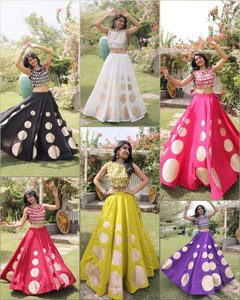 Conjunto de Lehenga de Seda Romana de Calidad de Exportación con Blusa de Encaje con Espejos y Falda de 6 Metros, Colección de Diseñador - Product Image 2