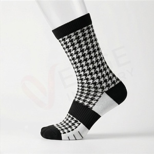 Chaussettes pour hommes, motif pied-de-poule, tricotées en coton et élasthanne, respirantes, pour un usage quotidien en automne, style classique - Product Image 3