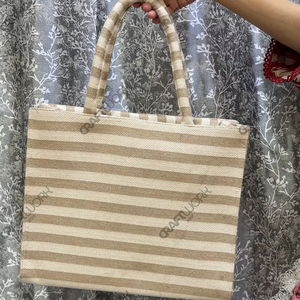 กระเป๋าผ้าลายทางทำมือ สีเบจกลาง กระเป๋าสะพายไหล่ ดีไซน์มินิมอล น้ำหนักเบา ใช้ได้ทุกวัน กระเป๋าช้อปปิ้ง - Product Image 1