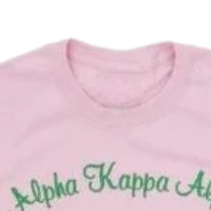 Camiseta AKA 1908 Tagline de cuello redondo rosa y manga corta con estampado verde y blanco, ropa informal de hermandad para mujer - Product Image 4