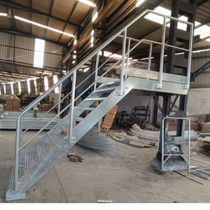 Escalier métallique industriel avec main courante de sécurité et marches antidérapantes pour plateforme d'entrepôt et accès extérieur - Product Image 3