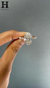 Bague de fiançailles solitaire pavée avec diamant de laboratoire de taille ovale certifié IGI - Product Image 3