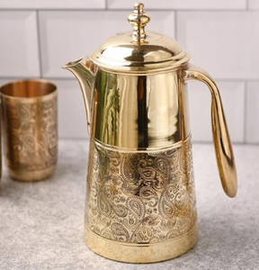 Carafe en cuivre martelé classique, d'aspect antique, avec un accent doré sur la base. Disponible au prix de gros. - Product Image 4