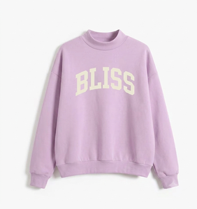 เสื้อสเวตเชิ้ตคอเต่าทรงโอเวอร์ไซส์สำหรับผู้หญิง สีม่วงล้วน พิมพ์ลายตัวอักษร แขนยาว ผ้าถัก สวมใส่สบายๆ ในฤดูใบไม้ร่วง - Product Image 1