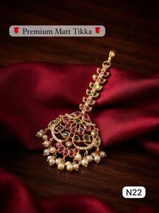Maang Tikka Premium en Oro Mate con Perlas Kundan, Joyería para la Frente de Novia, Accesorio Tradicional Indio para el Cabello de Mujer - Product Image 2