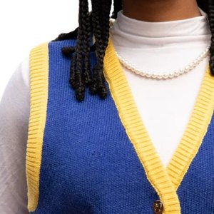 เสื้อกั๊กไหมพรม Sigma Gamma Rho สีน้ำเงินทองสำหรับผู้หญิง แบบติดกระดุม สไตล์ลำลองแบบ Preppy สำหรับชมรมนักศึกษากรีก - Product Image 4