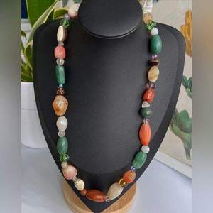 Collier artisanal en résine perlée, motif tourbillon multicolore, thème amour, forme personnalisée, bijou de déclaration, accessoire de mode pour mariage - Product Image 6