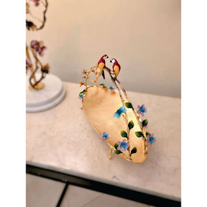 Bol de service de luxe en métal plaqué or de qualité supérieure, design attrayant avec motif ara et fleurs, fabriqué en Inde. - Product Image 1