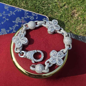 สร้อยข้อมือโมอิสซาไนต์รูปโคลเวอร์สุดหรู เงินแท้ 925 ประดับเพชรเต็มเส้น ดีไซน์ดอกไม้ ของขวัญเครื่องประดับสำหรับทุกเพศ - Product Image 4