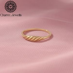 Bague minimaliste en forme de plume plaquée or Charm_Jewells, unisexe, à porter au quotidien - Product Image 3
