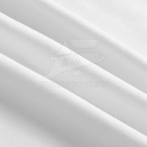 Camiseta Moderna Esencial con Cuello Redondo que Ofrece un Ajuste Relajado y un Estilo Contemporáneo - Product Image 5